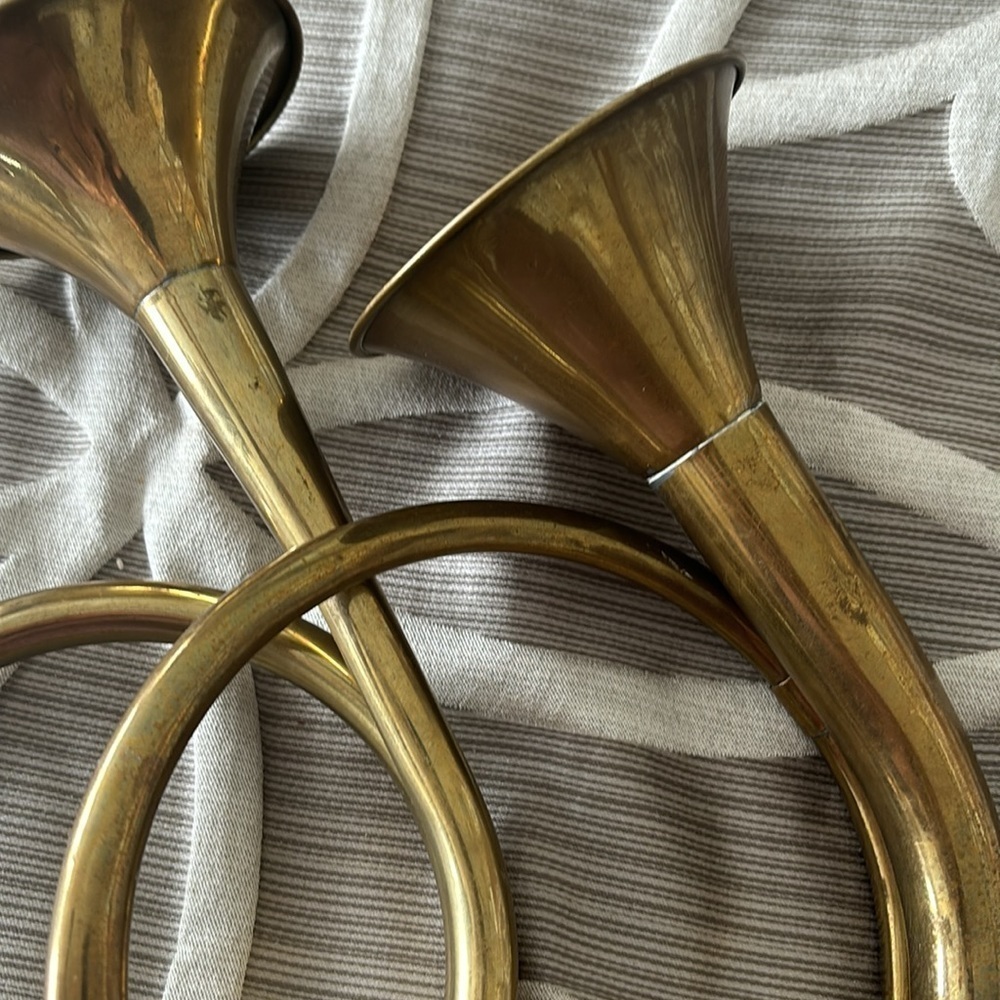 Decorator Bugles set of 2 Brass slightly Different - Picture 5 of 10